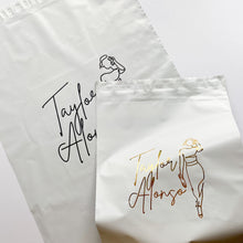Cargar imagen en el visor de la galería, Sobre de polietileno personalizado con logo tamaño 37x48 cm, perfecto para ropa y pedidos grandes. Bolsa de envío con diseño de marca.
