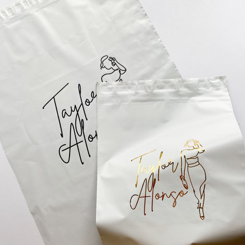 Sobre de polietileno personalizado con logo tamaño 37x48 cm, perfecto para ropa y pedidos grandes. Bolsa de envío con diseño de marca.
