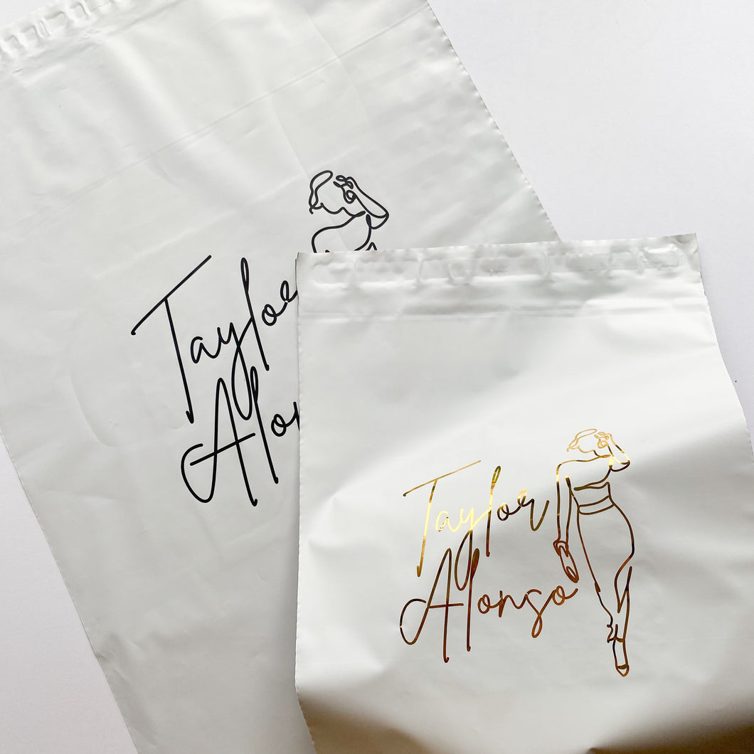 Sobre de polietileno personalizado con logo tamaño 37x48 cm, perfecto para ropa y pedidos grandes. Bolsa de envío con diseño de marca.