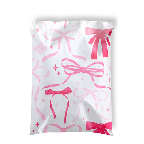 Bolsas para envio por correo o mensajeria con lazos rosados y fondo blanco. Vista de frente