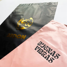 Cargar imagen en el visor de la galería, Polymailer personalizado con logo tamaño 15x23 cm, ideal para accesorios pequeños. Sobre de envío resistente e impermeable.

