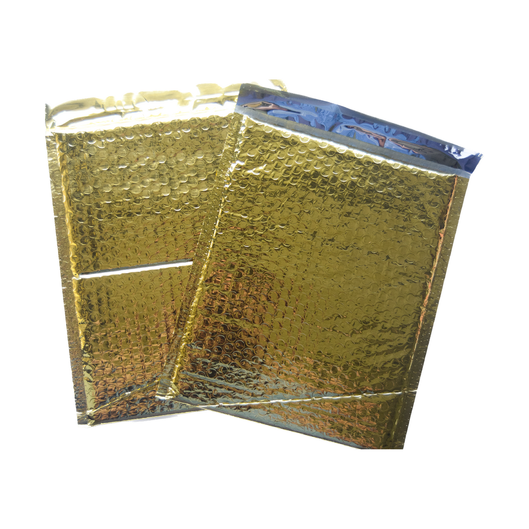Sobre burbuja dorado de 21x30 cm con interior acolchonado. Perfecto para enviar productos medianos con elegancia y protección extra.