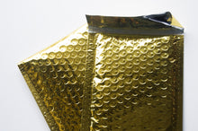 Cargar imagen en el visor de la galería, Sobre burbuja dorado metalizado de 10x20 cm. Ideal para enviar accesorios, joyería o productos frágiles con estilo y protección.
